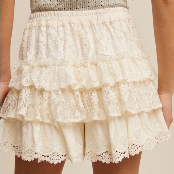 Lacey Days Shorts in Cream - Picture 2 of 3
